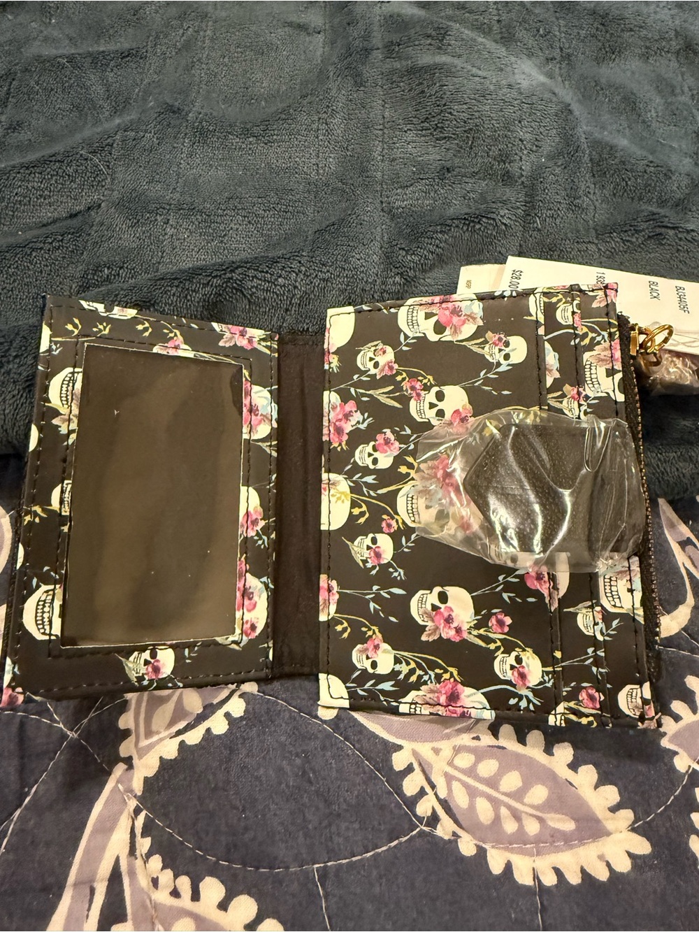 NWT Betsey Johnson Black Quilted Card Wallet with Floral Skull Trim - Picture 5 of 5